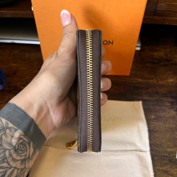 ‼️SOLD‼️ Authentic Louis Vuitton Zippy Coin Purse Monogram M60067 - Picture 8 of 13